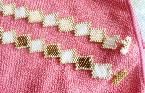 A petits pas dans les perles