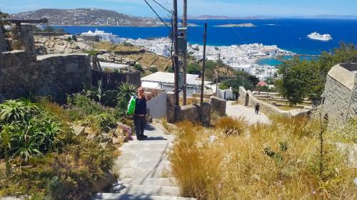 Le balcon posé sur la mer (11-2) à Μύκονoς. Le balcon du Samedi Saint