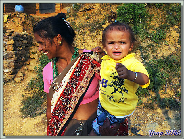 Blog de images-du-pays-des-ours : Images du Pays des Ours (et d'ailleurs ...), Dans les rues de Tansen (Palpa): apparemment la petite a du me dire "casse-toi pauv' con!" - Népal