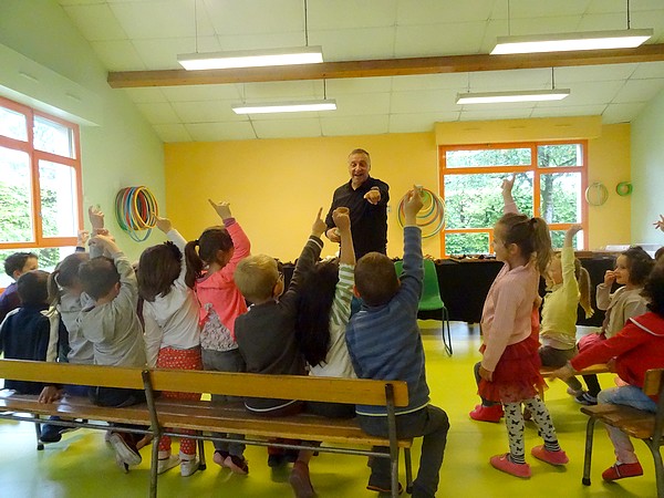 A l'initiative de l'association "Châtillon-Scènes, François Tainturier, Directeur du Laostic, est venu présenter des instruments anciens aux élèves des écoles Louis Cailletet et Francis Ca