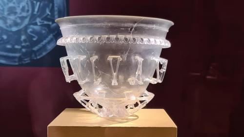 Un vase en verre exceptionnel découvert à Autun