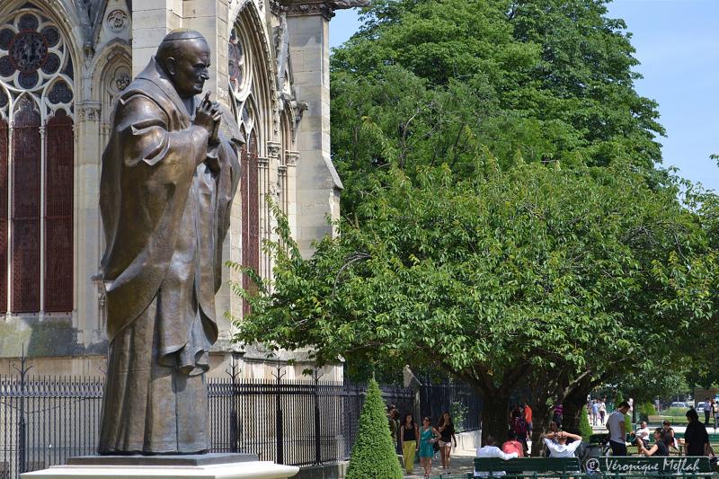 Paris : la statue de Jean-Paul II près de Notre-Dame