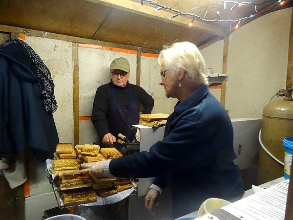 Durant les fêtes de fin d'année 2016, le chalet des adhérents du Souvenir de la Résistance, sur la place du même nom,  ne désemplit pas...