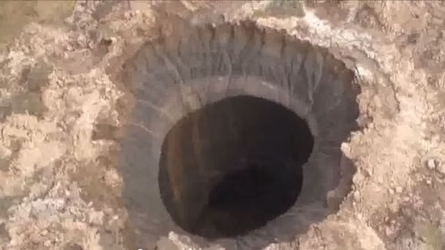 Le cratère découvert en Sibérie dans la région de Yamal en juillet 2014.