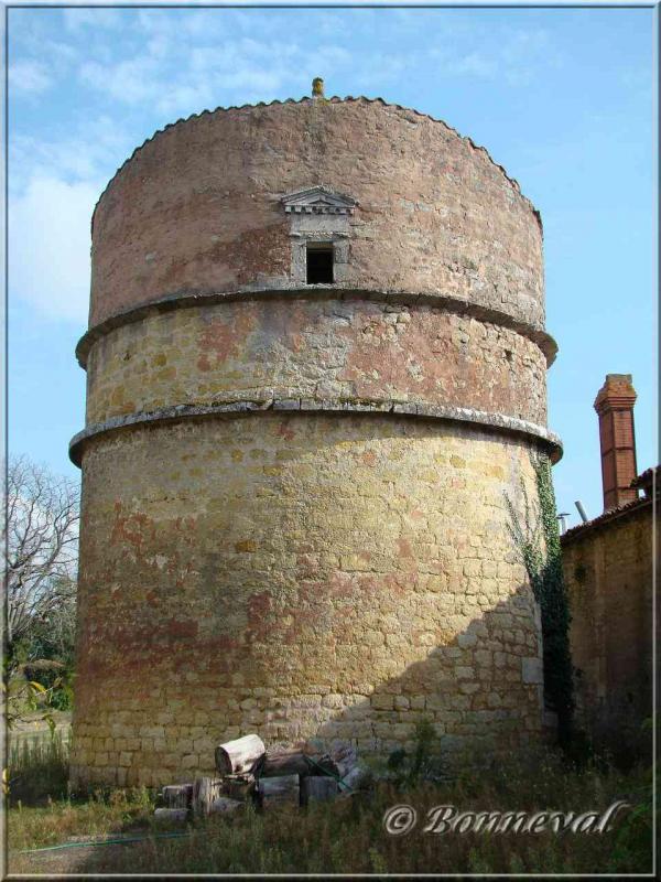 Les Pigeonniers colombier sur pied du Château Chesnel Charente