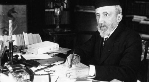  Jules Claretie à Viroflay dans son bureau, en 1909  Romancier, dramaturge, administrateur général de la Comédie Française de 1885 à 1913