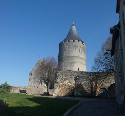 CHATEAUDUN - le château 1/2