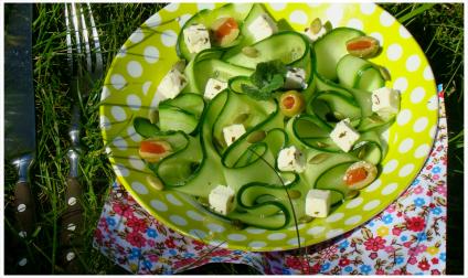 TAGLIATELLES DE CONCOMBRES OLIVES,FETA,GRAINES DE COURGES ET MENTHE