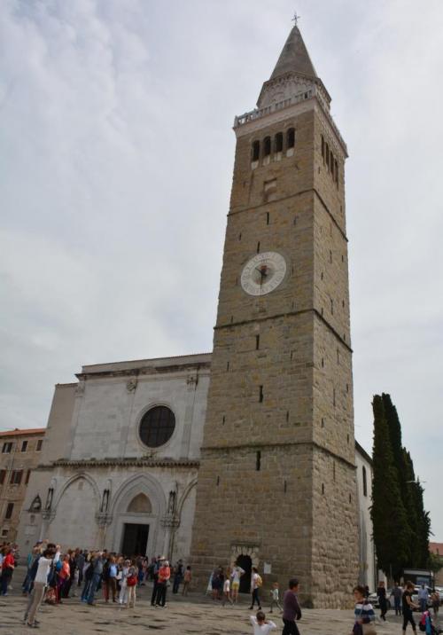 La cathédrale Notre-Dame qui jouxte la Tour de la Ville à Koper