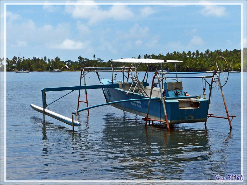 Bateau au mouillage dans la baie Vairahi et la Pointe Utufara - Avera - Raiatea - Polynésie française