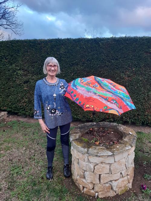 Parapluies devant des puits