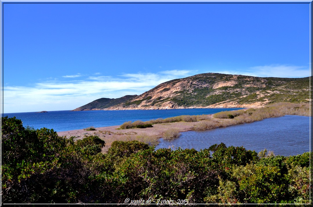 Mer et étang de Crovani sur la route du bord de mer Galéria-Calvi - Corse