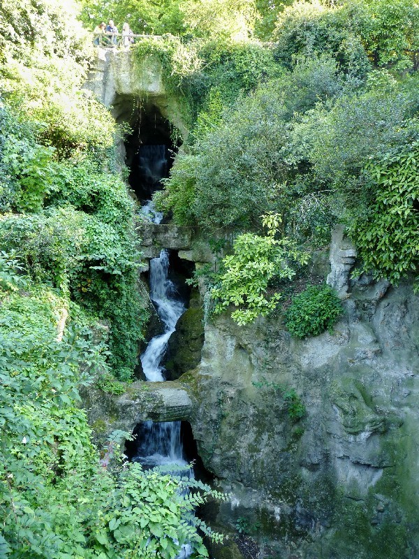 40 - Parc des Buttes-Chaumont (cascade)