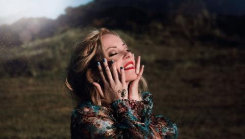 ANNEKE VAN GIERSBERGEN - "My Promise" Clip