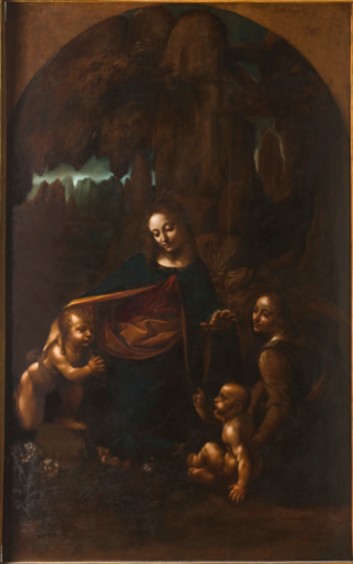 Tableau en couleur. Dans un cadre de rochers, une femme est entourée de deux bébés nus. L'un est agenouillé l'autre est assis. Un personnage habillé et ailé regarde l'observateur.