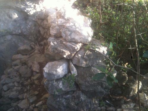 Baignoire naturelle sous roche Montaiguet