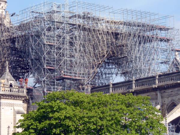 Balade autour de Notre-Dame mutilée