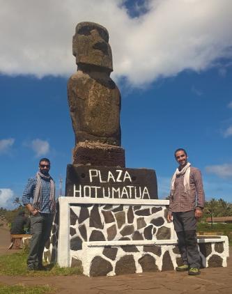 un moai transformé en pancarte