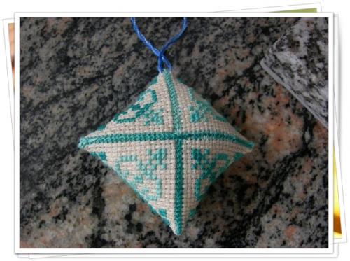 Biscornu N° 357