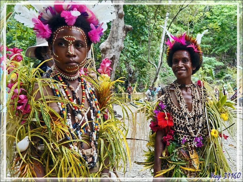Le débarquement a eu lieu avec des images très colorées en pré-spectacle Sing Sing, qui sera peut-être le plus beau de tous - Tufi - Maclaren Harbour - Province d'Oro - Papouasie Nouvelle-Guinée