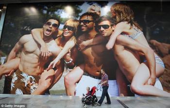 article-2036469-0DDE2D6B00000578-691_634x405