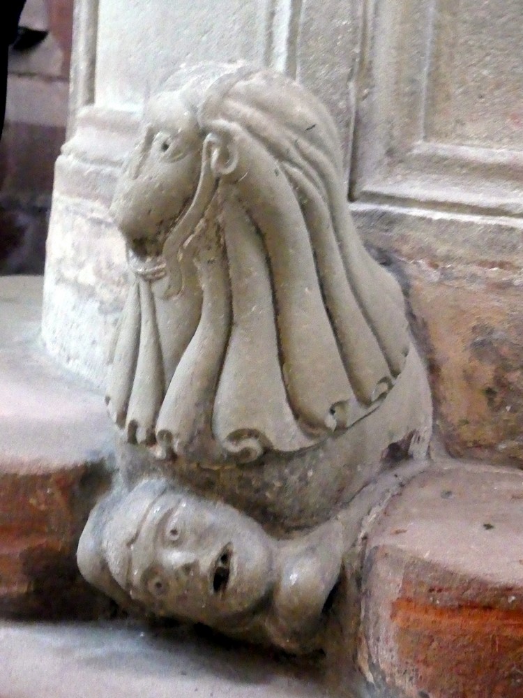 Sculpture des fonds baptismaux : la femme