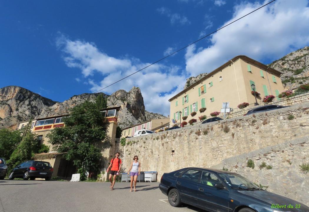 un pause à Moustier