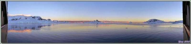 22 février, 6 h du matin: panorama 180° au lever du soleil sur Wilhelmina Bay (vue prise du balcon de notre cabine de l'Austral, pont 3)  - Péninsule Antarctique 