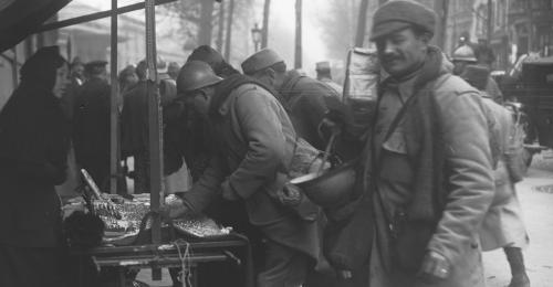 Permissionnaires dans la Grande Guerre, 22-11-15, les poilus permissionnaires achètent des bagues à la gare de l'Est, Paris
