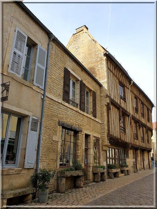 1032 - Noyers-sur-Serein dans l’Yonne (89) 