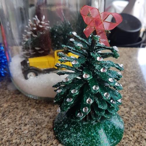 Idée pinterest : pour Noël, utilisons des pommes de pin.