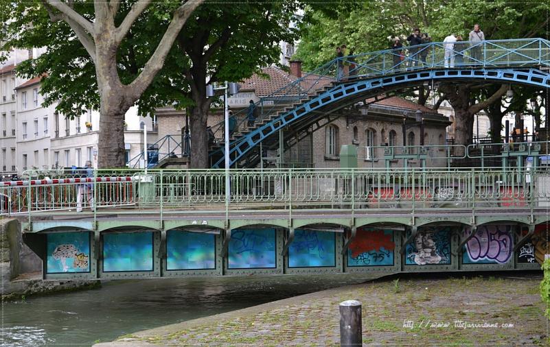 Canal Saint-Martin : L'écluse et le Pont Tournant de la Grange aux Belles