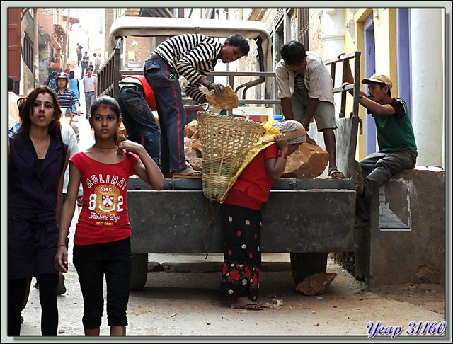 Blog de images-du-pays-des-ours : Images du Pays des Ours (et d'ailleurs ...), Dans les rues de Tansen (Palpa): faible femme au "doko"! - Népal