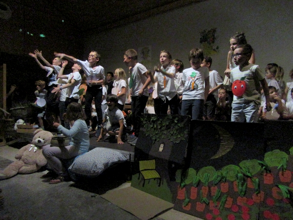 L'école Saint-Bernard a présenté son spectacle musical "J'aime pas les p'tits pois"...