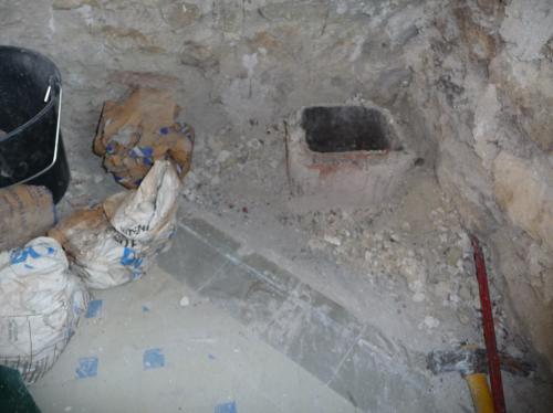 Salle de bain, préparation de l'espace, scellement conduit
