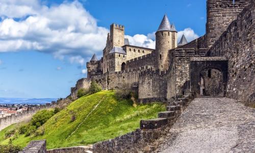 Carcassonne  (Aude)  :  les remparts et le château comtal  