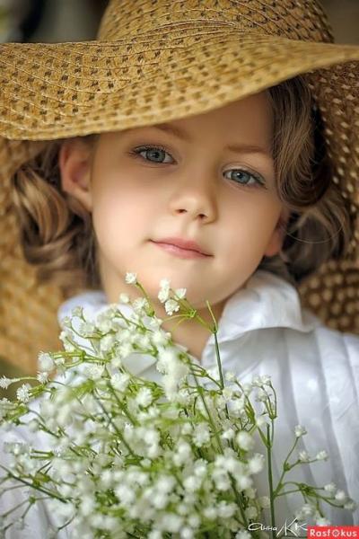 Enfants dans les fleurs