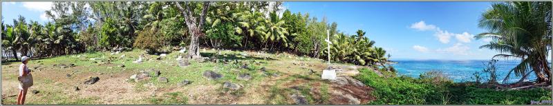 Départ pour une marche dans la forêt, impénétrable hors sentier, vers la Pointe Ramasse-tout et la plage d'Anse Cimetière - Ile Silhouette - Seychelles