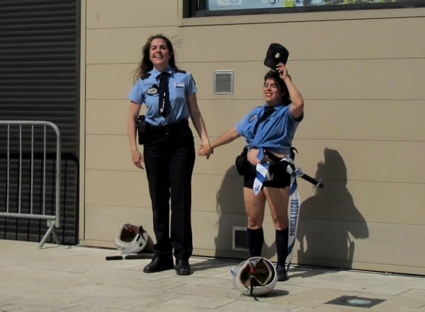 "Las Polis", un spectacle burlesque a été offert aux Châtillonnais sur le parvis du TGB !