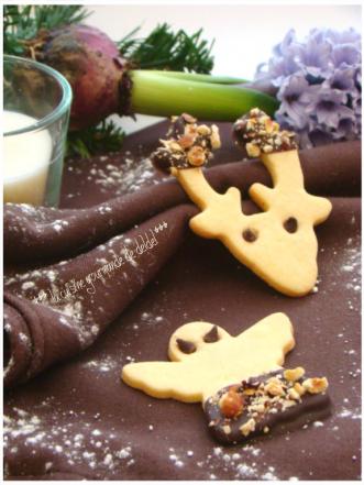 SABLÉS DE NOËL À LA VANILLE&CHOCOLAT NOIR INTENSE ET NOISETTES TORRÉFIÉES 