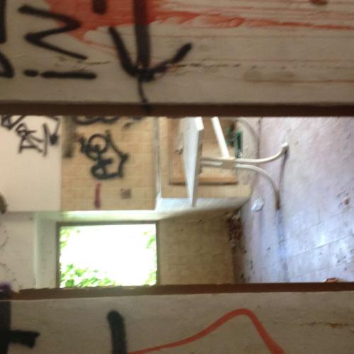 Enorme maison vandalisée, squatée encore intriguante