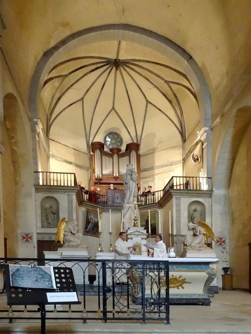 Les Ambrosiniens, les Dames de Pontigny et la Schola de Pontigny ont donné un magnifique concert dans l'ancienne église de l'abbaye Notre-Dame à Châtillon sur Seine