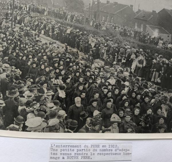 Cortège funèbre du Père - les costumées (Archives du Temple de Retinne)