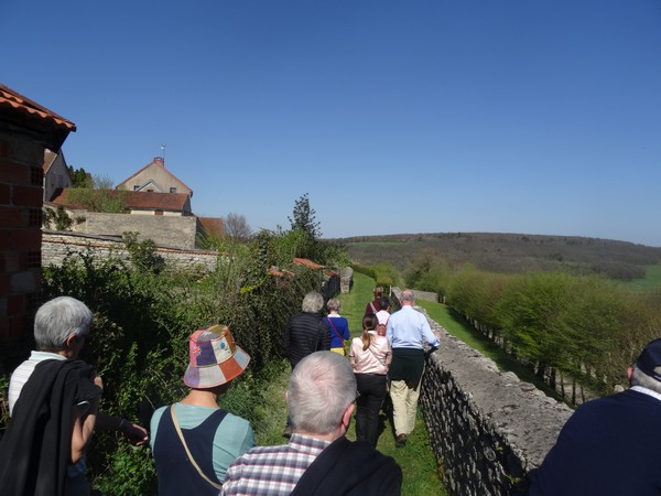 Visite de Flavigny sur Ozerain, avec les adhérents de Villages Anciens-Villages d'Avenir....