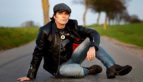 MIKE TRAMP - Les détails de la compilation Trampthology ; "Take Me Away" Lyric Video