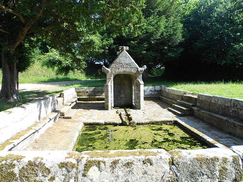 File:Fontaine Saint-Sylvestre de Plouzélambre - 1.JPG
