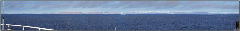 Le nord de la mer de Baffin est barrée par une épaisse brume rasante, les côtes du Groenland se profilent à l'horizon