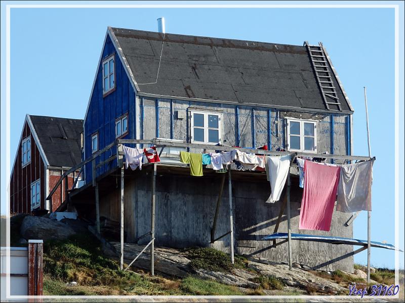L'habitat des vivants et des morts de Kullorsuaq vu de la mer - Groenland