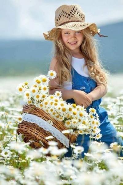 Enfants dans les fleurs