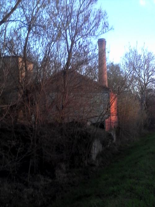 PETITE USINE DE POMPAGE DE BRIQUE PORTE DE CAMARGUE